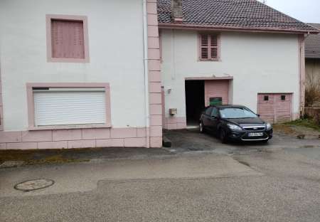 Maison mitoyenne d'un côté Montecheroux